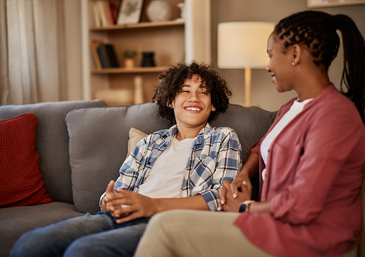 Un enfant et sa mere assis sur un canapé