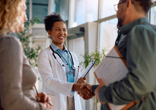 Personnes serrant la main du médecin