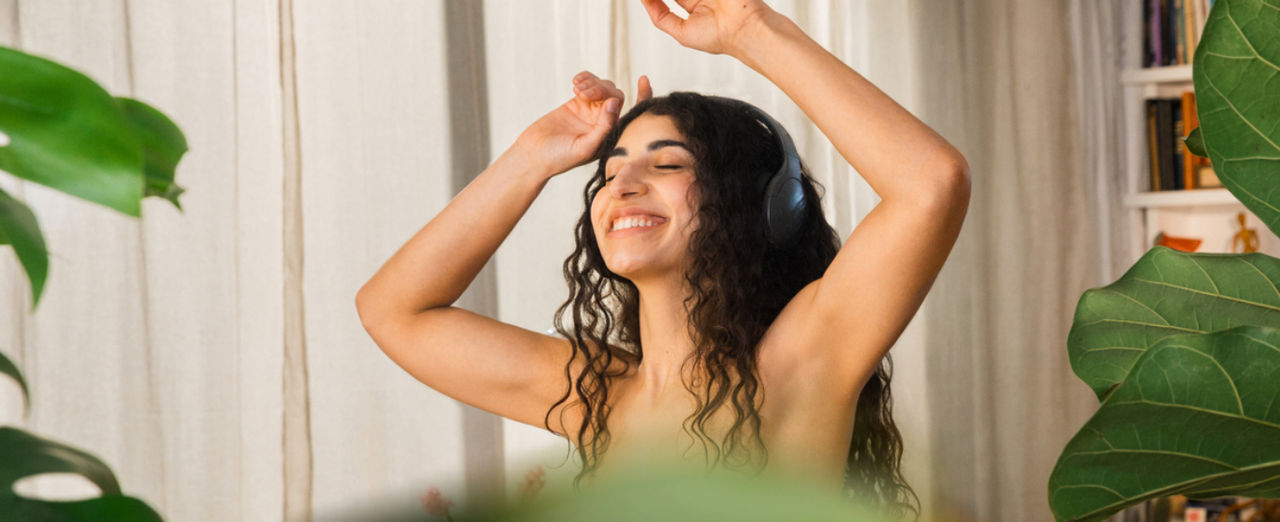 Femme levant les bras pour profiter du soleil avec psoriasis